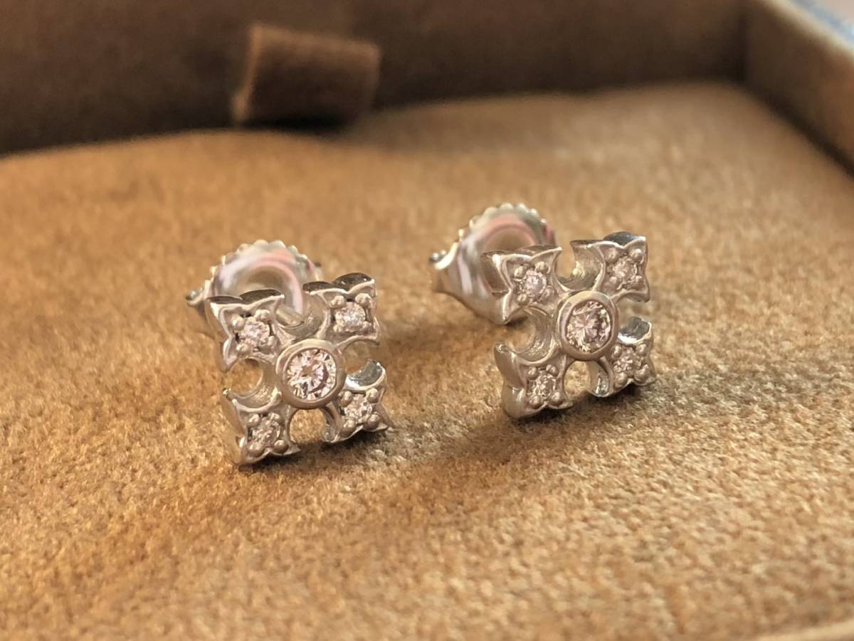  beautiful goods Loree Rodkin Cross diamond earrings 18K white gold both ear 2 piece set cross motif 