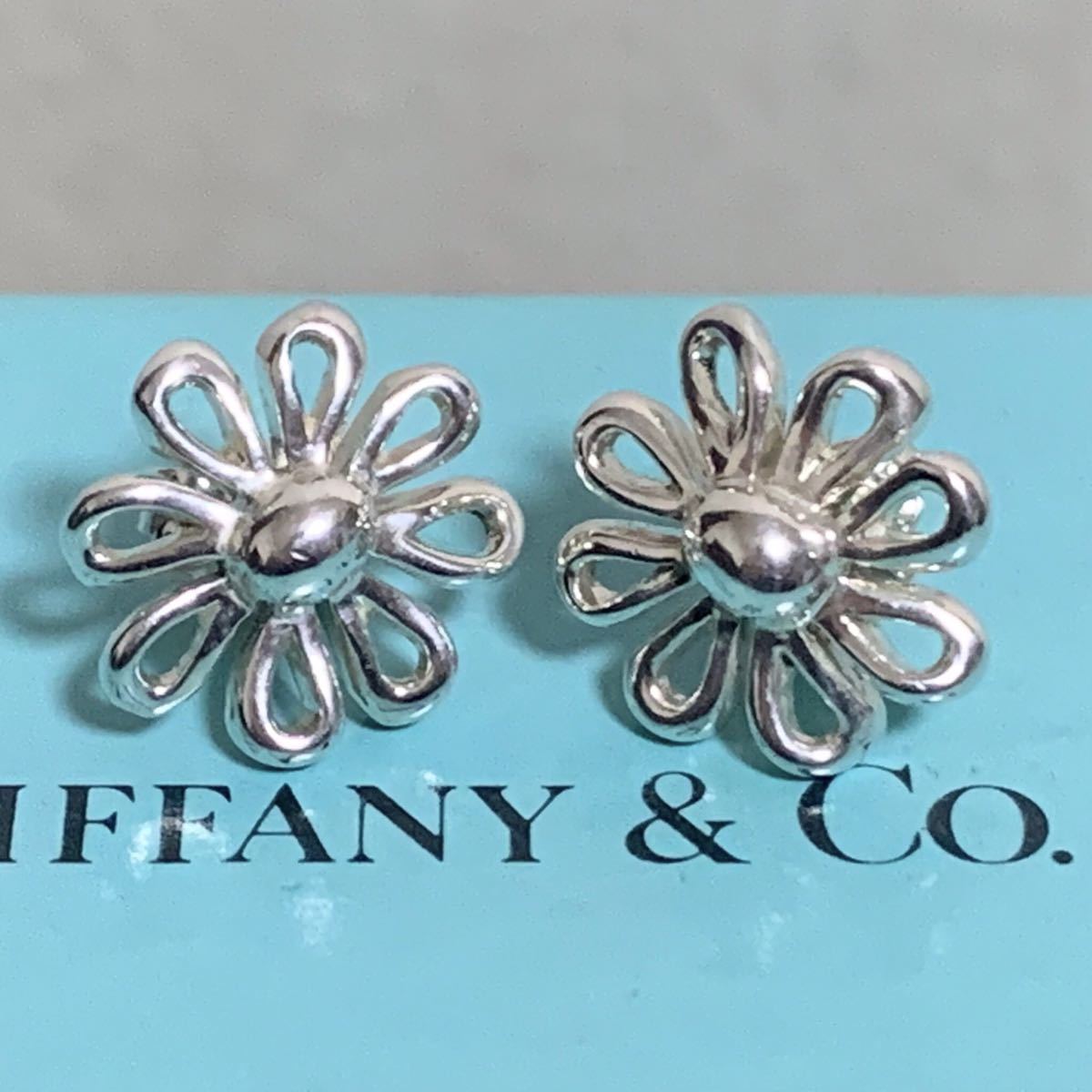しないため Tiffany & Co. - ティファニー デイジー ピアスの通販 by