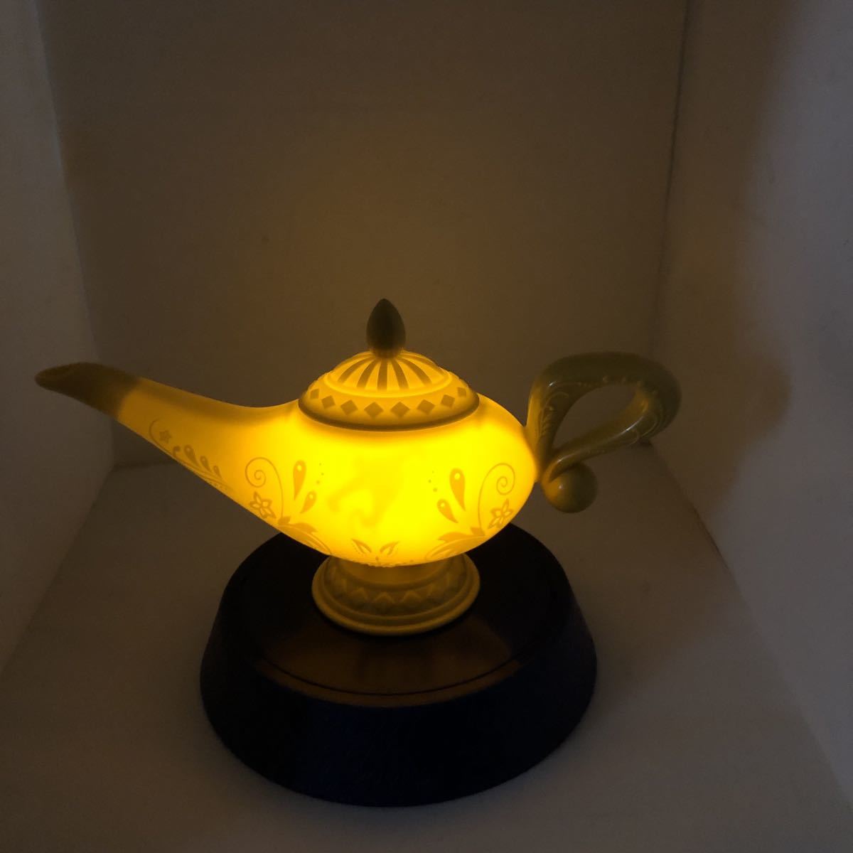 ディズニー アラジン ジーニーの光る魔法のランプ 実物大 現状品 その他 売買されたオークション情報 Yahooの商品情報をアーカイブ公開 オークファン Aucfan Com