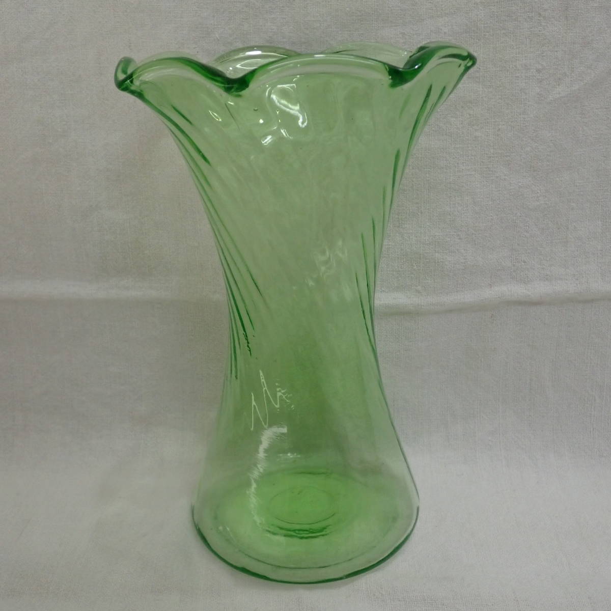 Yahoo!オークション - ヴィンテージ ウランガラス 花瓶 フラワーベース