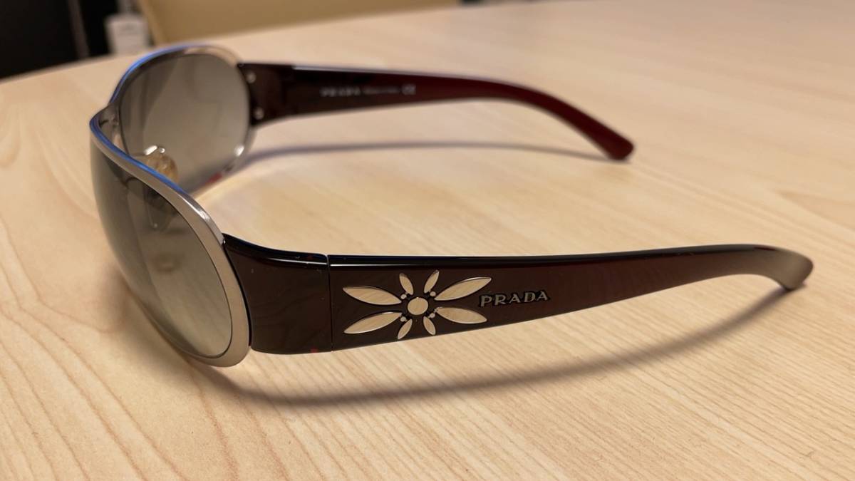 PRADA プラダ サングラス SPR56G フレーム:シルバー/レンズ:グレーグラデーション/テンプル:濃ワインレッド 中古美品!_画像2