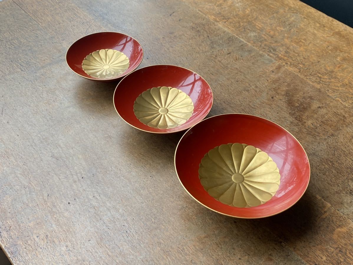 Yahoo!オークション - 御下賜品 菊紋 酒器 木製漆器 朱塗 金蒔絵 Yahoo!オークション - 御下賜品 菊紋 酒器 木製漆器 朱塗 金蒔絵
