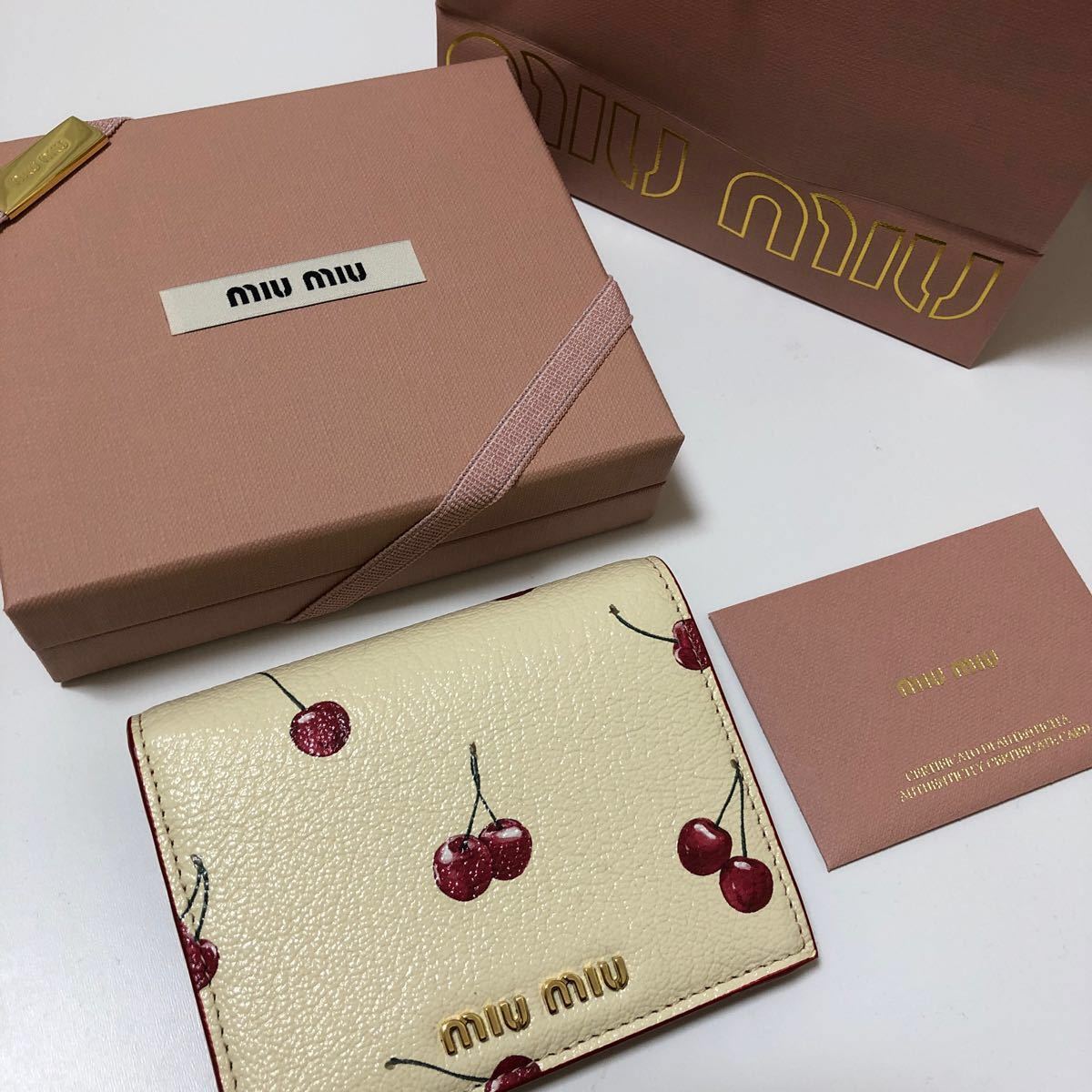 公式ストア MIUMIU 二つ折り財布 さくらんぼ 二つ折り財布 チェリー