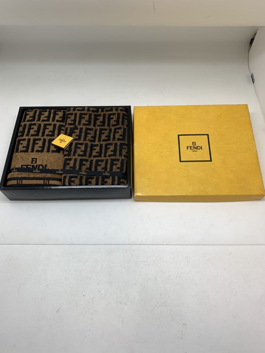 即納!最大半額!】 ズッカ柄フェイスタオル2枚セット FENDI - タオル ...