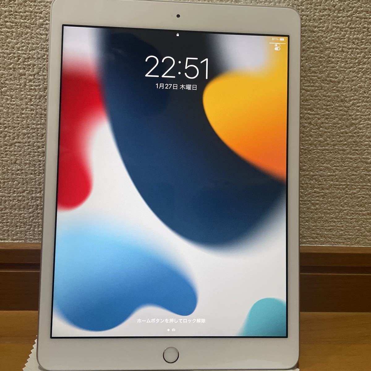 美品】Apple iPad（第7世代）Wi-Fiモデル 32GB シルバー 付属品あり キーボードケース付き