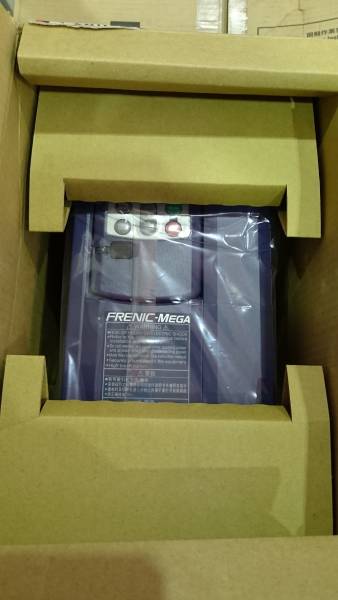 富士電機　インバータ　FRN2.2G1S-4J_製品中身です。