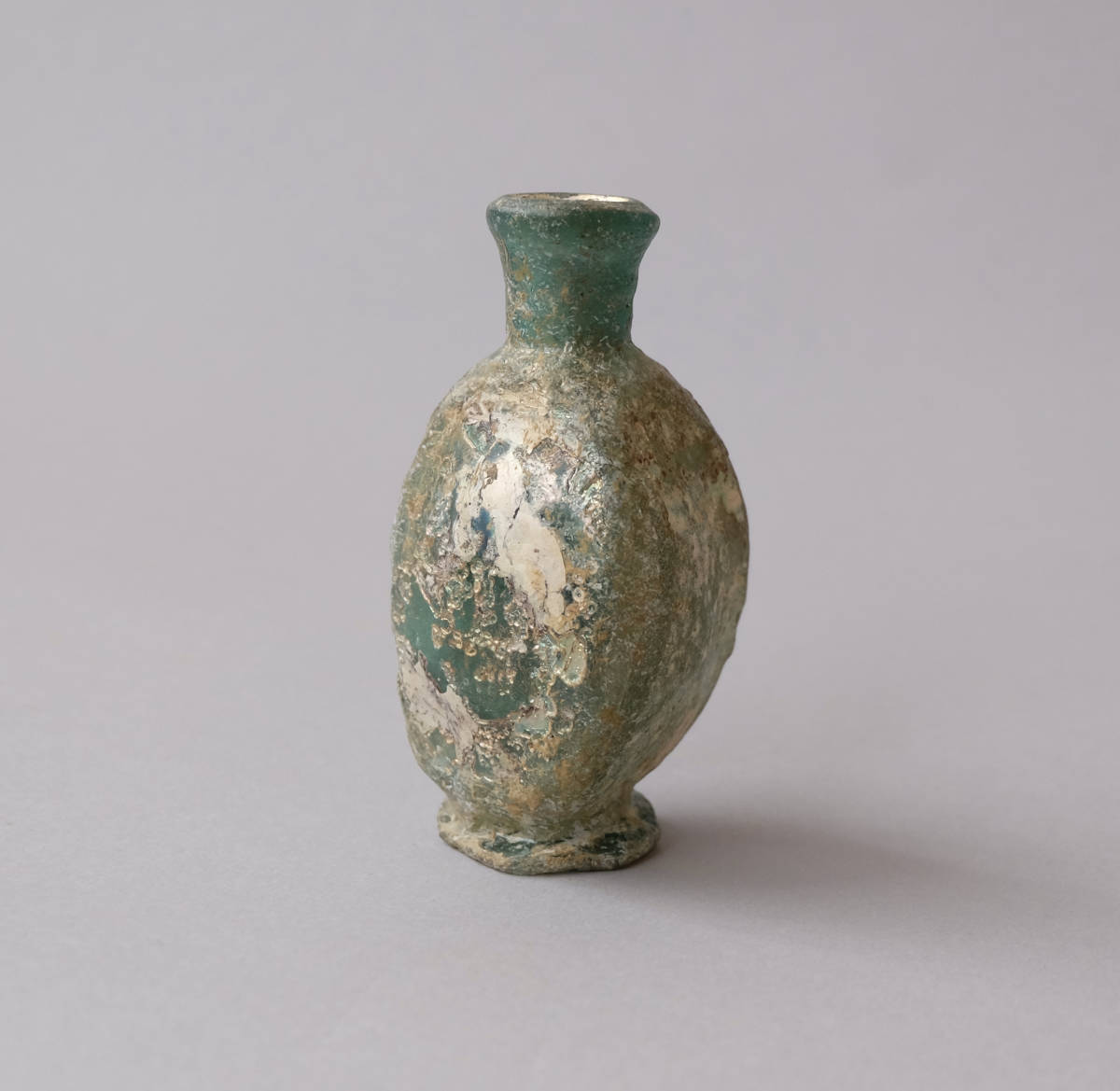売り出し割引 ローマ時代の型吹きガラス：三面取りの瓶