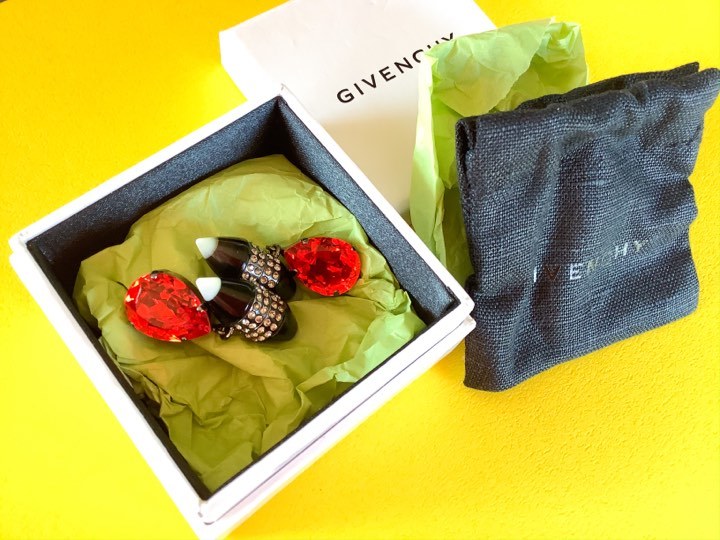 6.5 ten thousand ji van si. double corn rhinestone magnet Shark earrings earrings red black box Givenchy Givenchy 