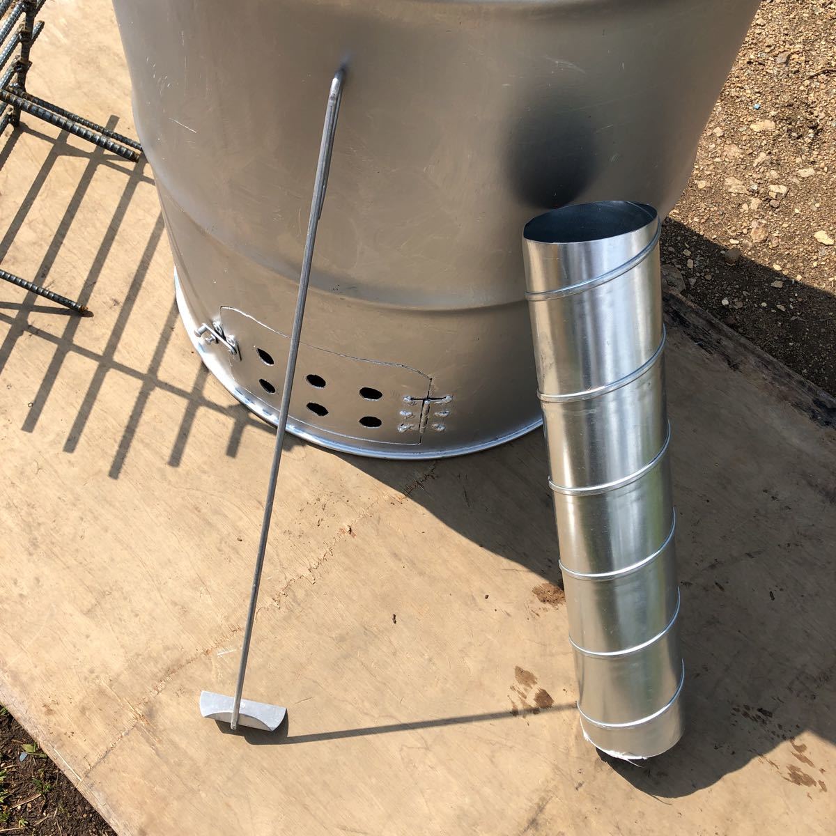 焼却器 ドラム缶 網 棒 煙突 付き 耐熱ペンキ塗り ドラム缶焼付塗装の上にペンキ塗りですので使用4回目よりはがれます。 3