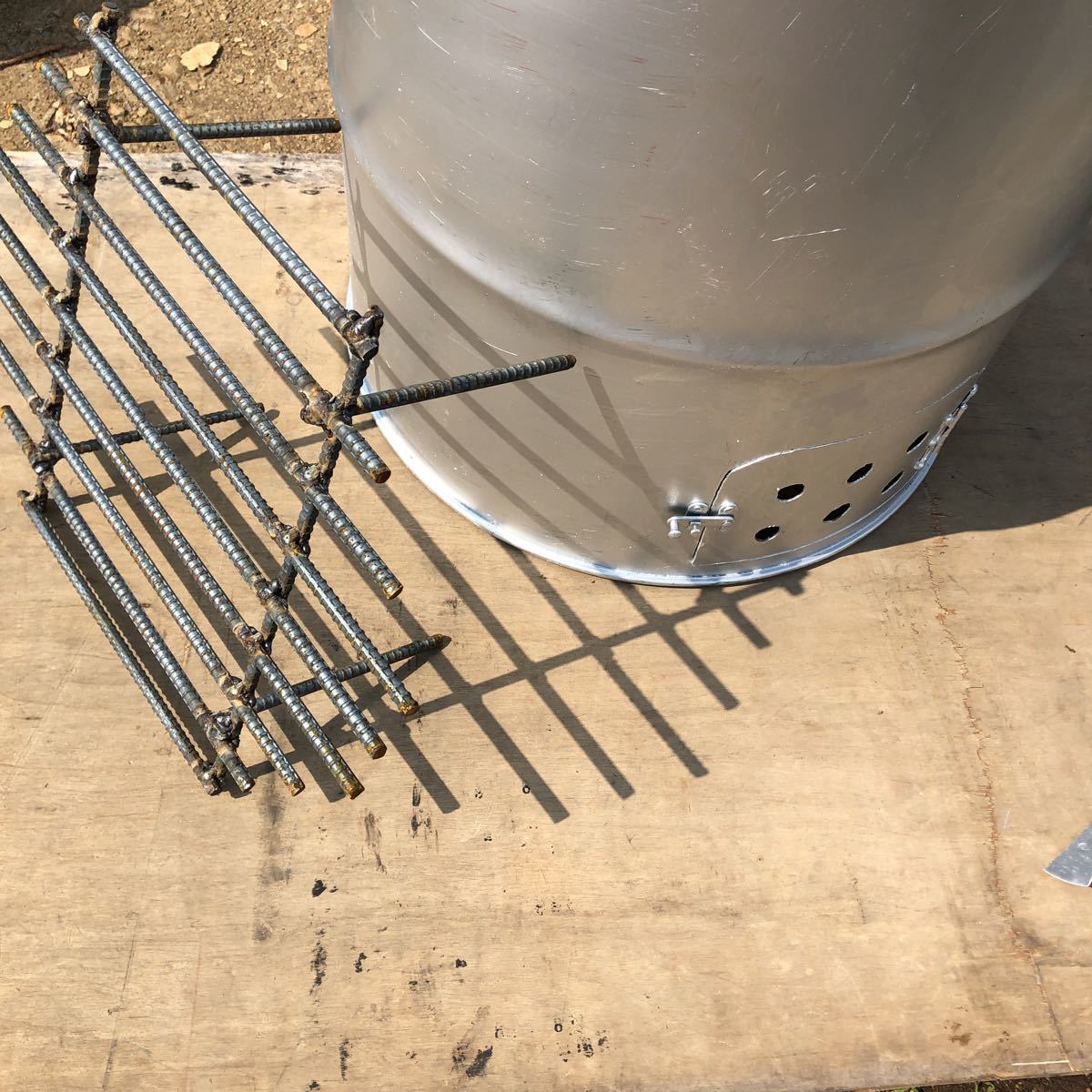 焼却器 ドラム缶 網 棒 煙突 付き 耐熱ペンキ塗り ドラム缶焼付塗装の上にペンキ塗りですので使用4回目よりはがれます。 2