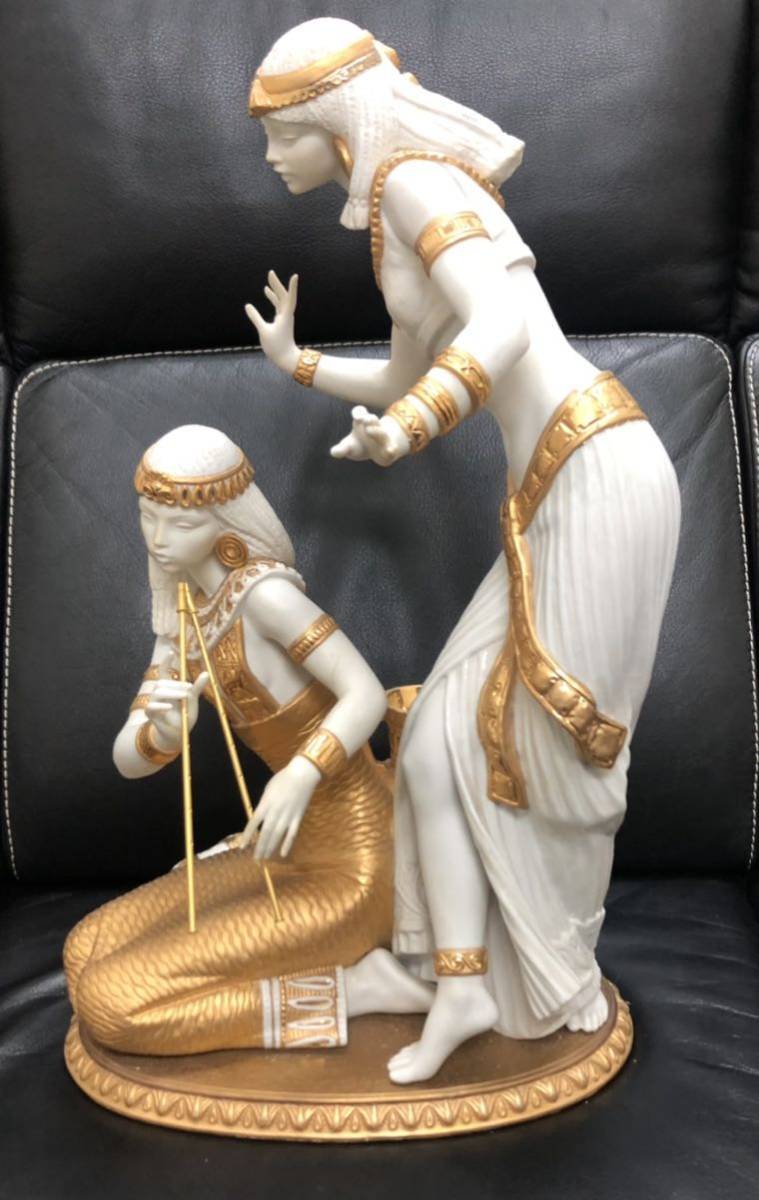 リヤドロ 人形 LLADRO【恋の花が咲く】フィギュリン 女の子 リヤドロ 人形 LLADRO【恋の花が咲く】フィギュリン 女の子