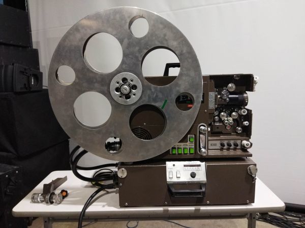 Yahoo!オークション - 【動作確認動画あり】16mm 映写機 動作品 Yahoo!オークション - 【動作確認動画あり】16mm 映写機 動作品