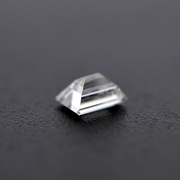 M1663【BSJD】天然ダイヤモンドルース 0.173ct F/SI-2 レクタンギュラー ステップ (バゲット) カット 中央宝石研究所 ソーティング付き_画像3