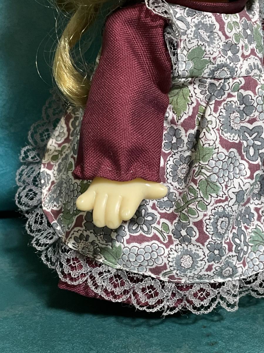 レア 当時物 昭和レトロ セキグチ 女の子 ソフビ 人形 約23cm カーリーヘア メイド服 ワンピース 抱き人形 アンティークドール_画像6