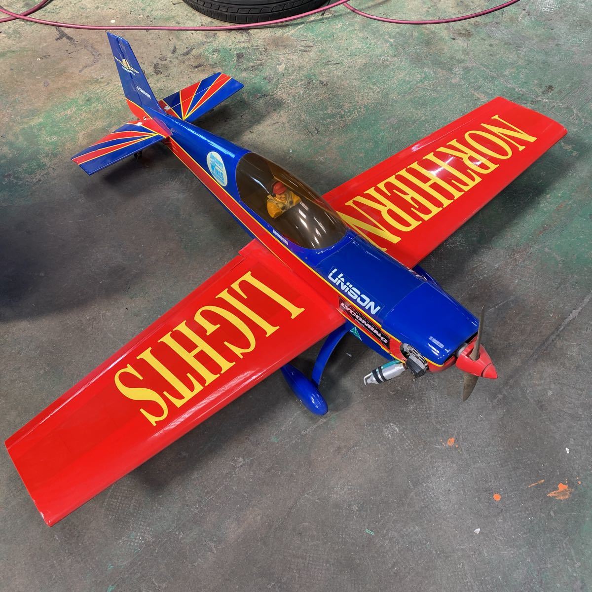 大型エンジン式ラジコン飛行機 大型エンジン式ラジコン飛行機