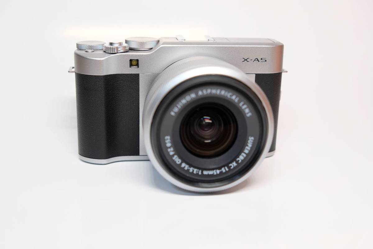 人気ブランド多数対象 FUJIFILM ミラーレス一眼カメラ X-A5レンズキット シルバー X-A5LK-S 