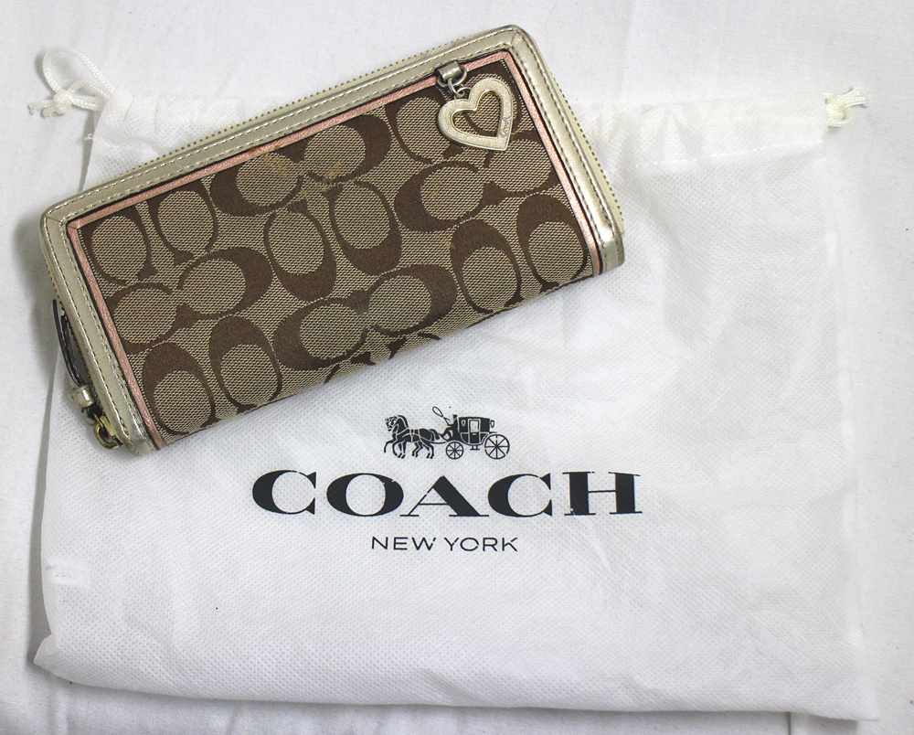 年末年始セール中 匿名配送 新品 COACH コーチ ライトカーキ 長財布