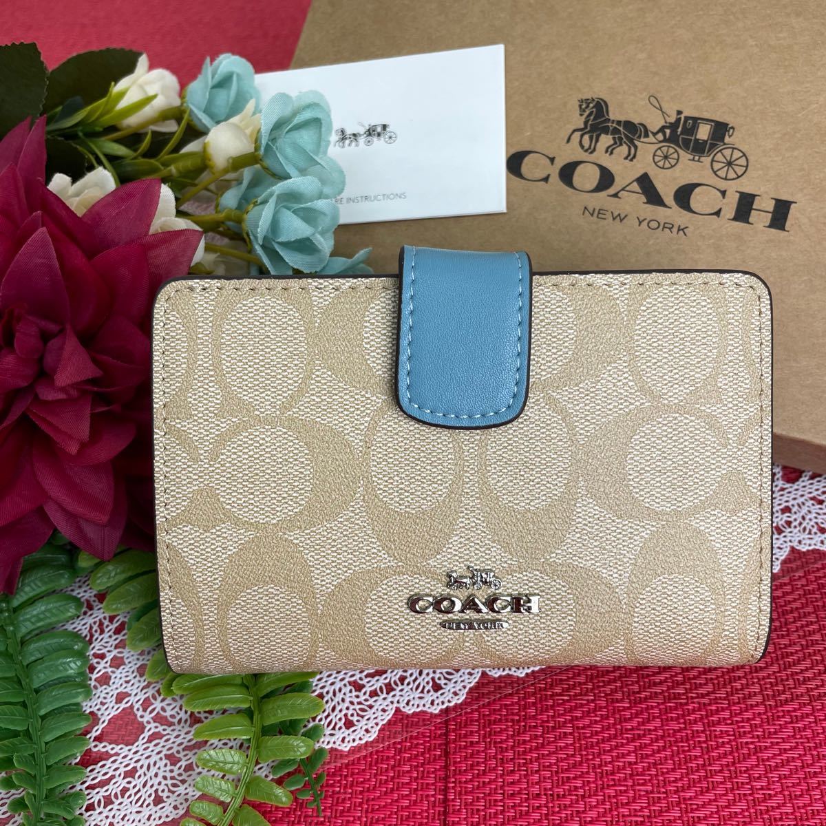 COACH コーチ 二つ折り財布 エナメル シグネチャー 水色 折り財布