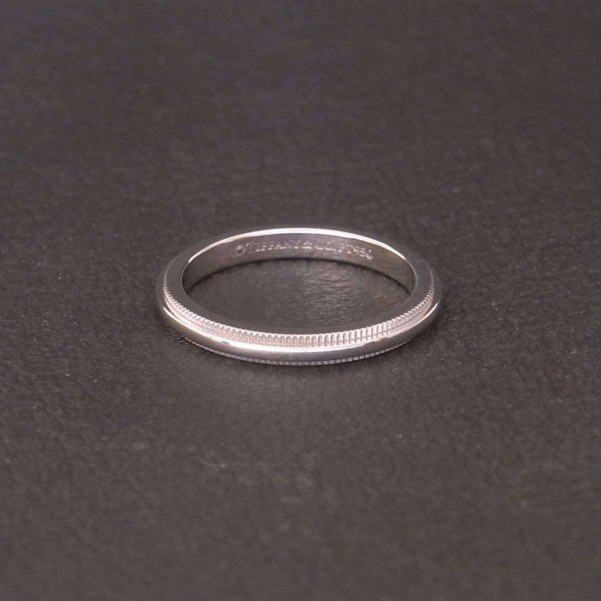 新品同様 美品 TIFFANY&Co. ティファニー pt950 プラチナ クラシックミルグレンリング 2ｍｍ 8号 3.4g 結婚指輪 マリッジリング
