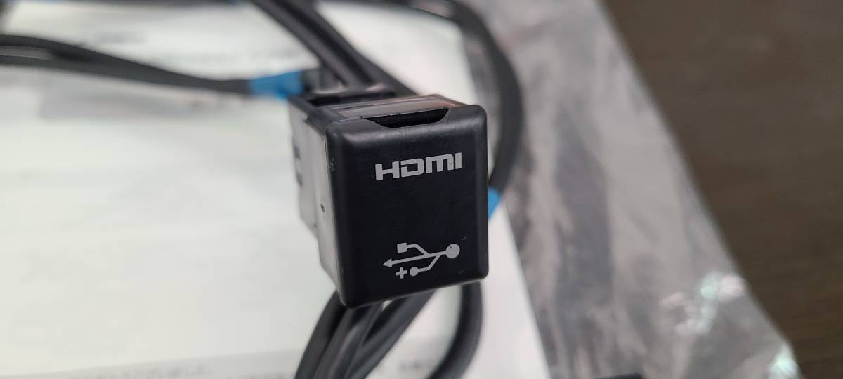 トヨタ純正USB/HDMI入力端子（ディーラーオプションナビ用）086B0