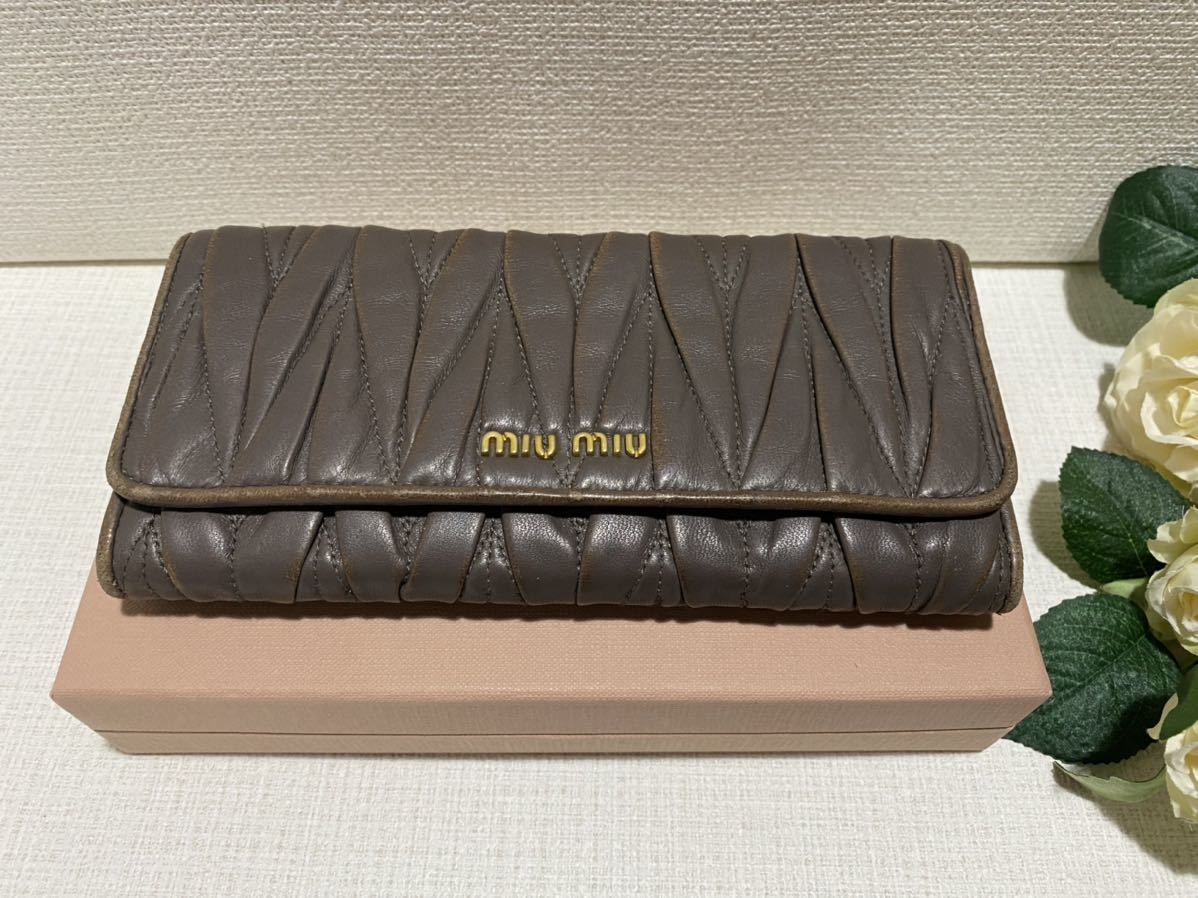 美品大人可愛いグレージュカラー☆miumiuミュウミュウマテラッセ本革長財布本物箱付きマトラッセカードポケットたくさん♪ロングウォレット_画像3