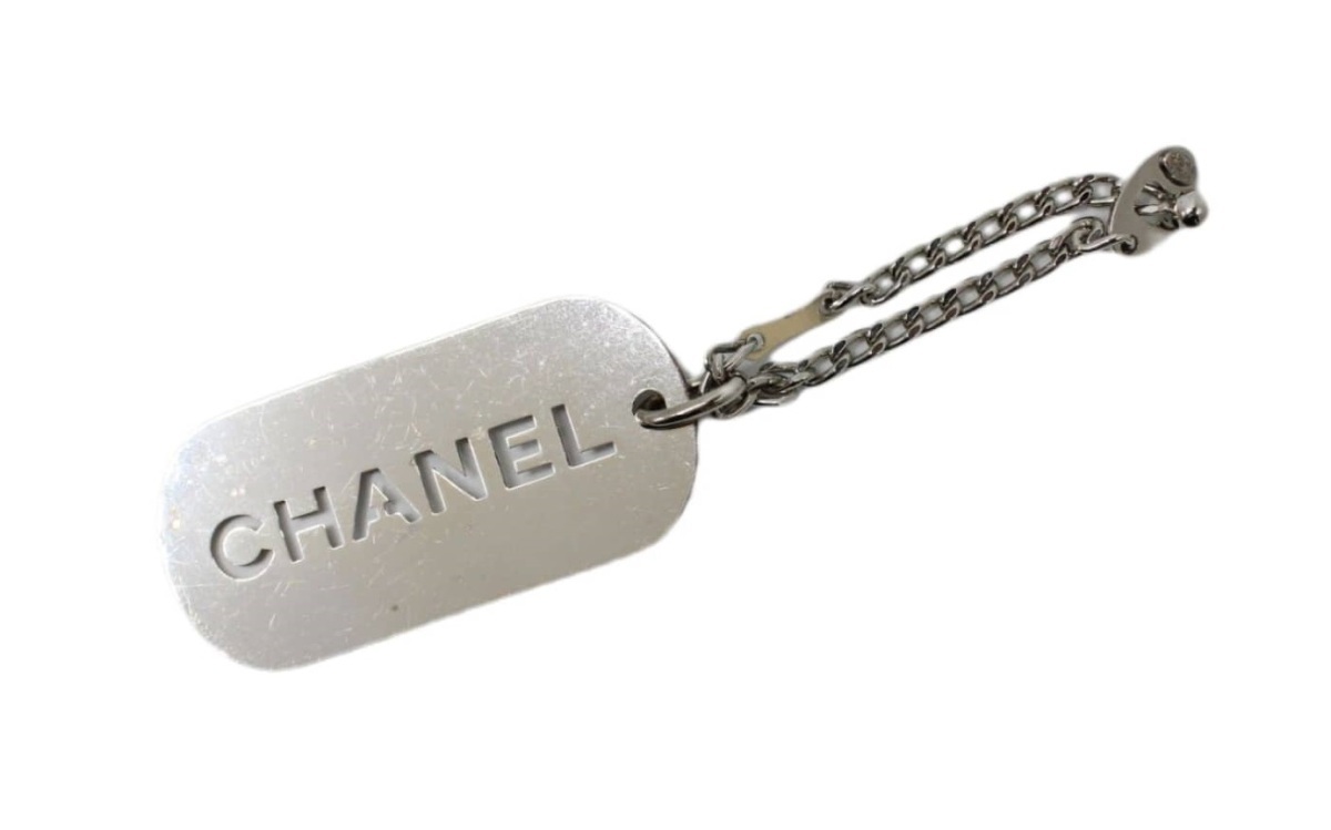 カラー】 CHANEL - シャネル ロゴ プレート 05V チャーム シルバーの