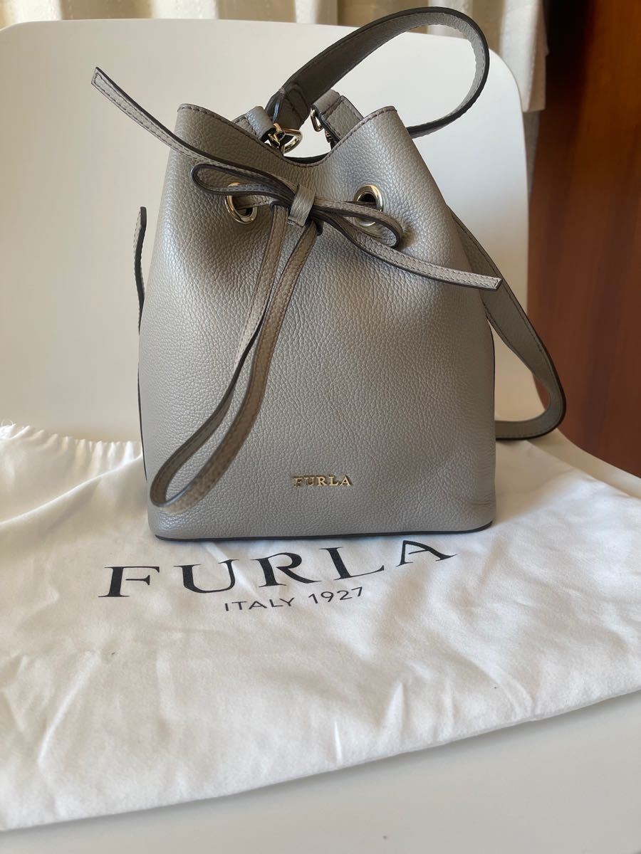 美品《FURLA フルラ》2way ショルダー バッグ 巾着バッグ 斜めがけ 人気カラー　グレージュ　5日まで値下げ中！