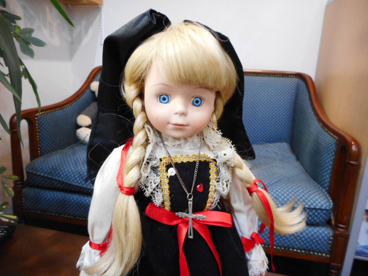 ☆DOLL ビスクドール　西洋人形 　アンティーク ドール　民族衣装　三つ編み　レース　陶器　キュート　かわいい　人形　インテリア