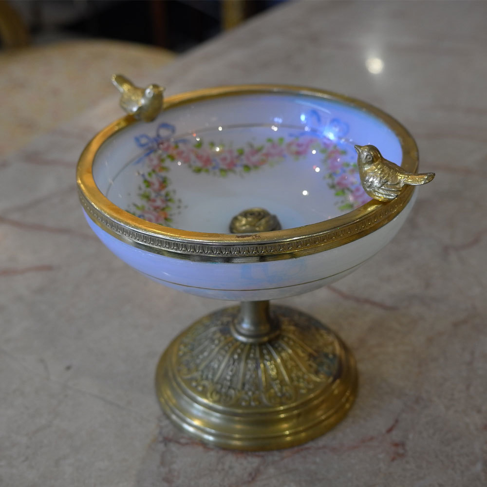 【小鳥のコンポート】ナポレオン3世時代　オパリンガラス　薔薇　リボン　真鍮飾り　フランスアンティーク置物