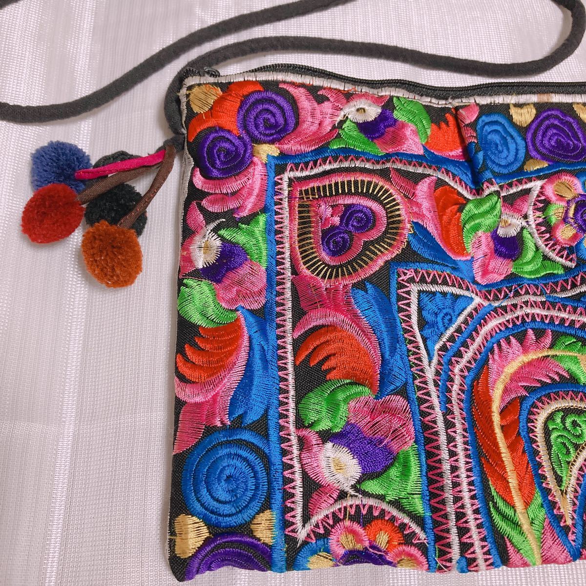 刺繍バッグ　布ショルダーバッグ　エスニック　民族衣装　手作り ハンドメイド　一点もの　斜めかけ　