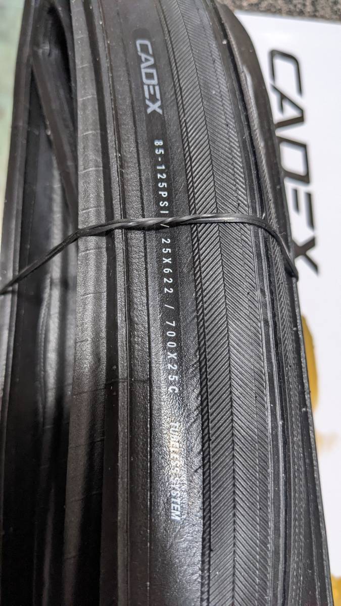 ネット特売中 新品CADEX Race Tubeless Tireカデックスレースチューブレスタイヤ25C 2本セット 定価22000円(2本) ネット特売中 新品CADEX Race Tubeless Tireカデックスレースチューブレスタイヤ25C 2本セット 定価22000円(2本)
