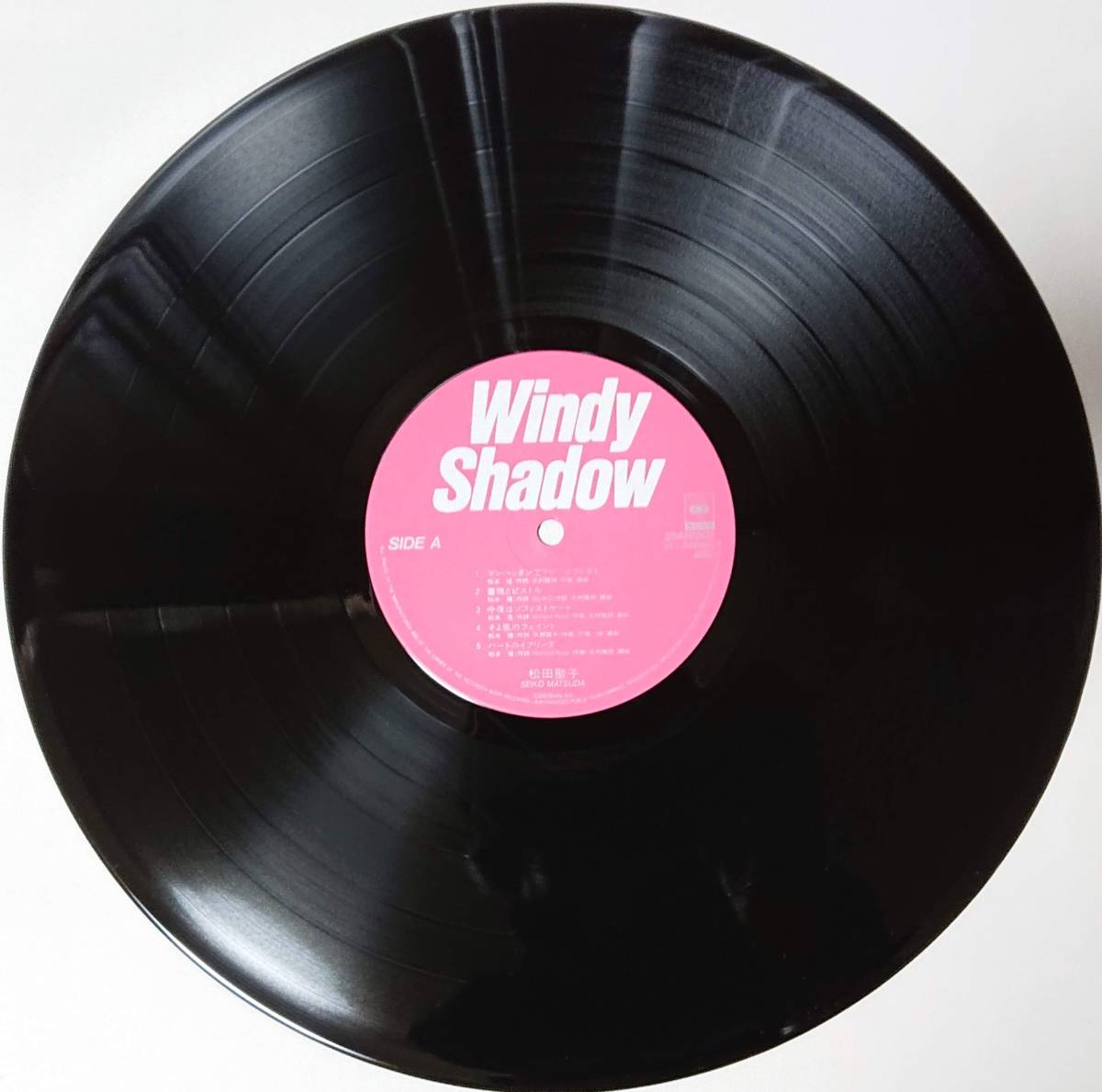 松田聖子 : Windy Shadow 帯付き 国内盤 中古 アナログ LPレコード盤 1984年 28AH1800 M2-KDO-370_画像3