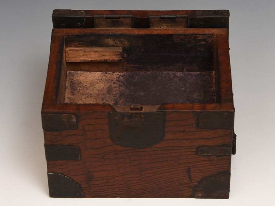 江戸時代後期 欅材 銭箱 金庫 銭函 掛硯 縦横約18×13㎝ 高13.2㎝ 古民具 天然木 木工芸 金属工芸 小箪笥 アンティーク 和箪笥 和家具