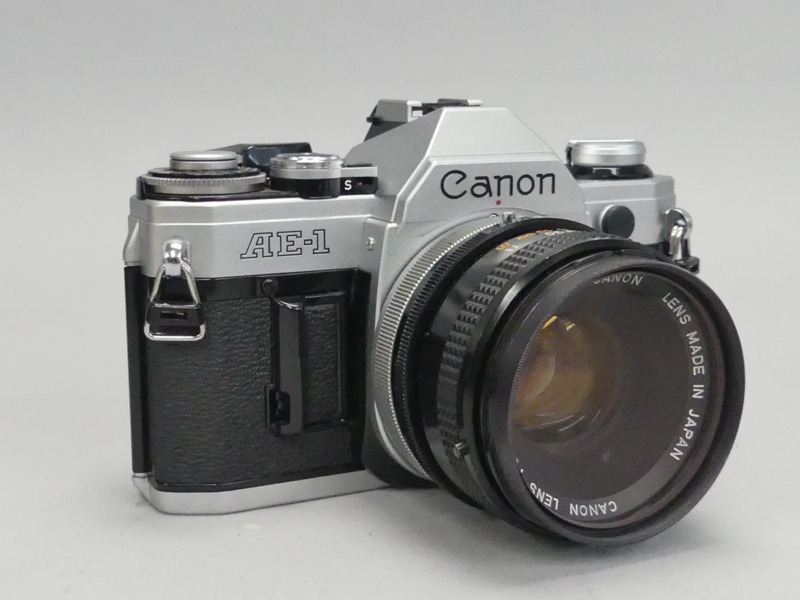za128 キャノン Canon AE-1 ボディ FD 50mm 1:1.8 S.C. レンズ2本 FD 135mm 1:3.5 付属多数 カメラ_画像3