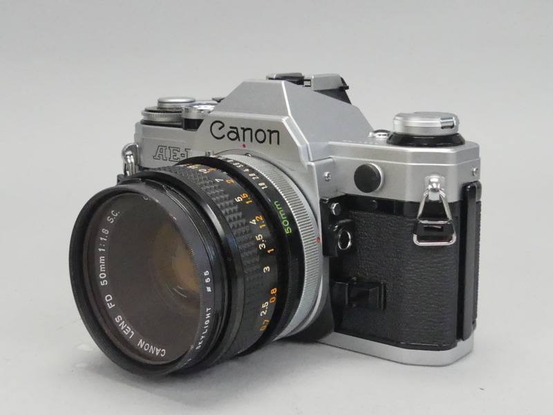 za128 キャノン Canon AE-1 ボディ FD 50mm 1:1.8 S.C. レンズ2本 FD 135mm 1:3.5 付属多数 カメラ_画像2