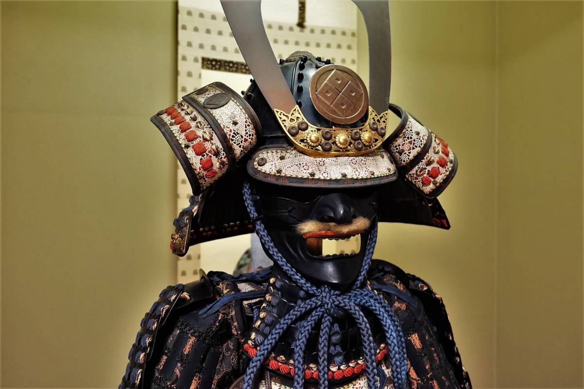 旧家蔵出し 時代甲冑 鉄地黒胴 甲冑 等身大 鎧 家紋 面頬 大鎧 旧家蔵出し 時代甲冑 鉄地黒胴 甲冑 等身大 鎧 家紋 面頬 大鎧