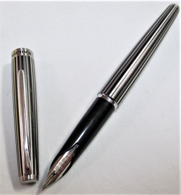 旧タイプ・セーラー万年筆/ストライプ・18K-W.G.ニブ 良品 です。