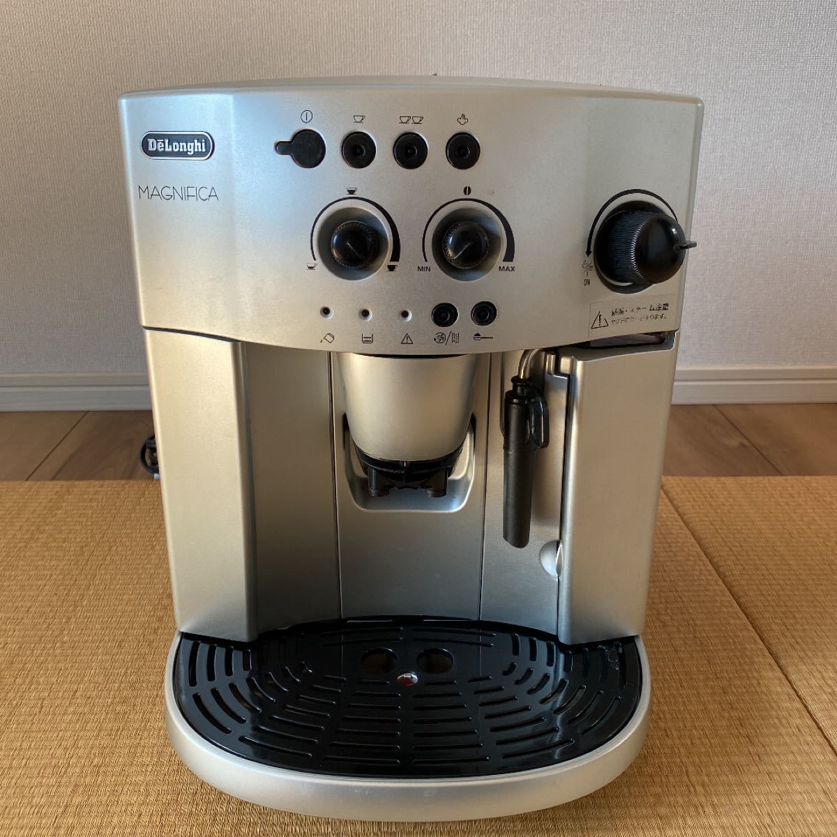 中古 デロンギ 全自動コーヒーメーカー ESAM1200SJ マグニフィカ 中古 デロンギ 全自動コーヒーメーカー ESAM1200SJ マグニフィカ