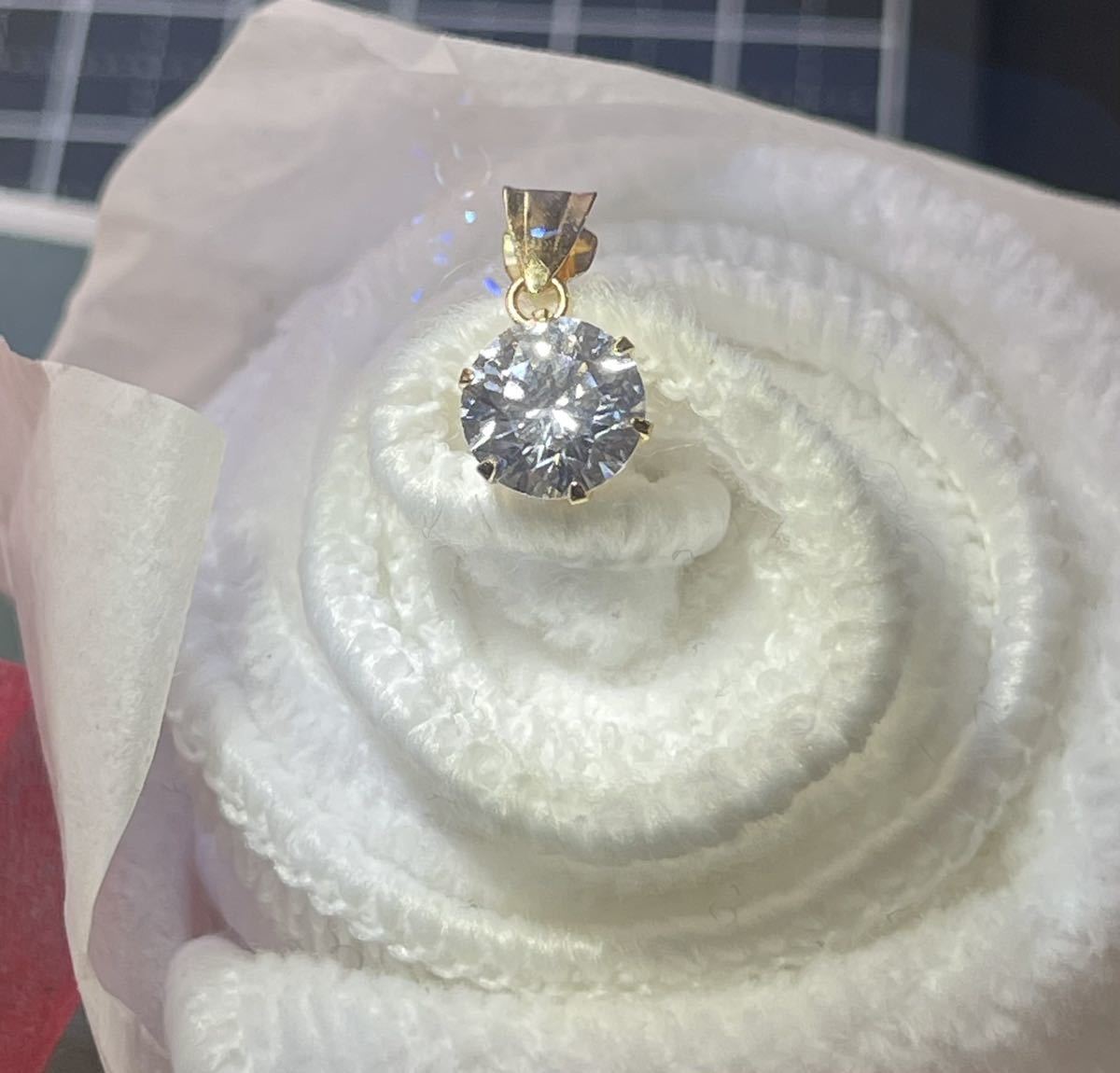 世界で最も輝く宝石 モアサナイト〜直径７.0mm ペンダントトップ K18YG 刻印有　1粒　高貴♪ 上品な首元を演出します♪
