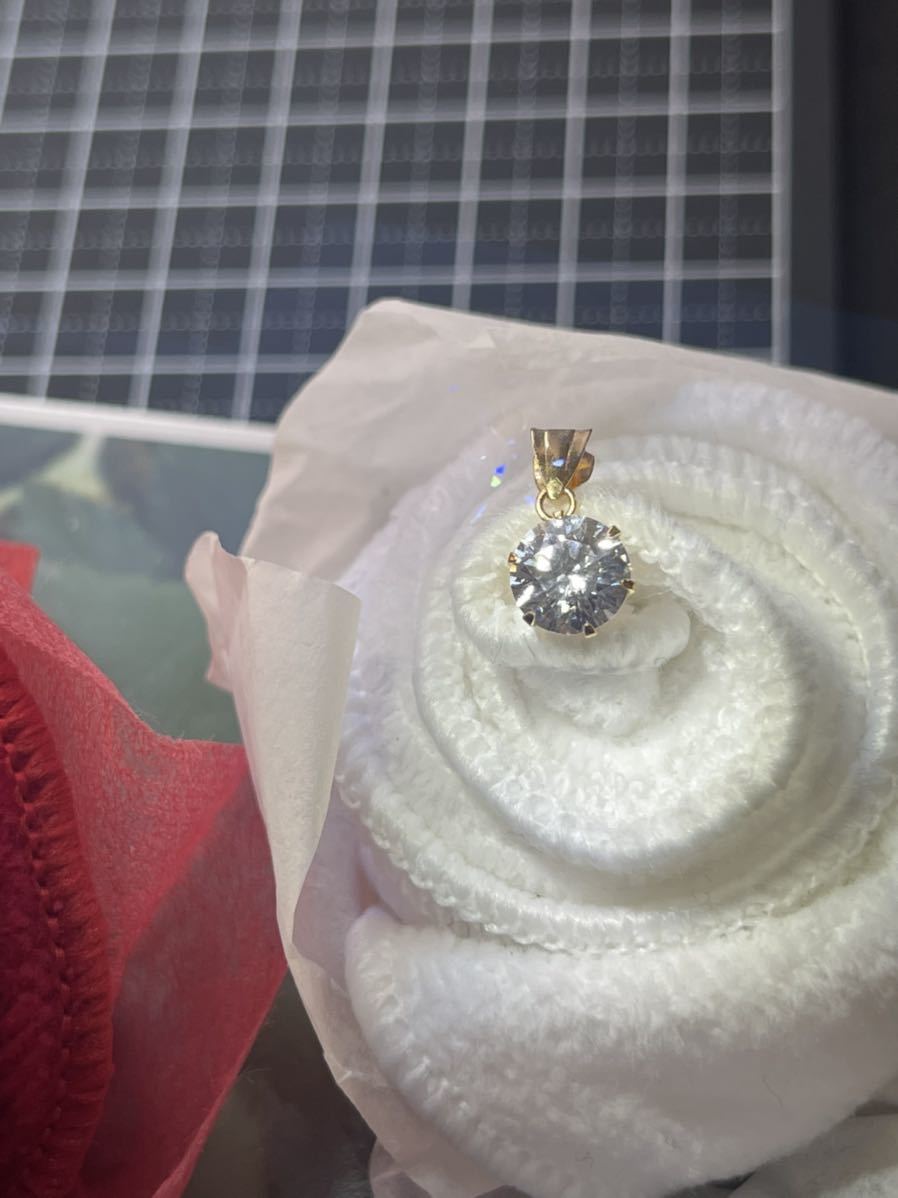 世界で最も輝く宝石 モアサナイト〜直径７.0mm ペンダントトップ K18YG 刻印有　1粒　高貴♪ 上品な首元を演出します♪