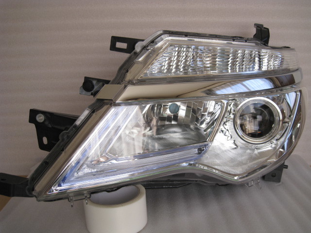 Ｃ２６ セレナ後期 左ＬＥＤヘッドライト モール付 美品
