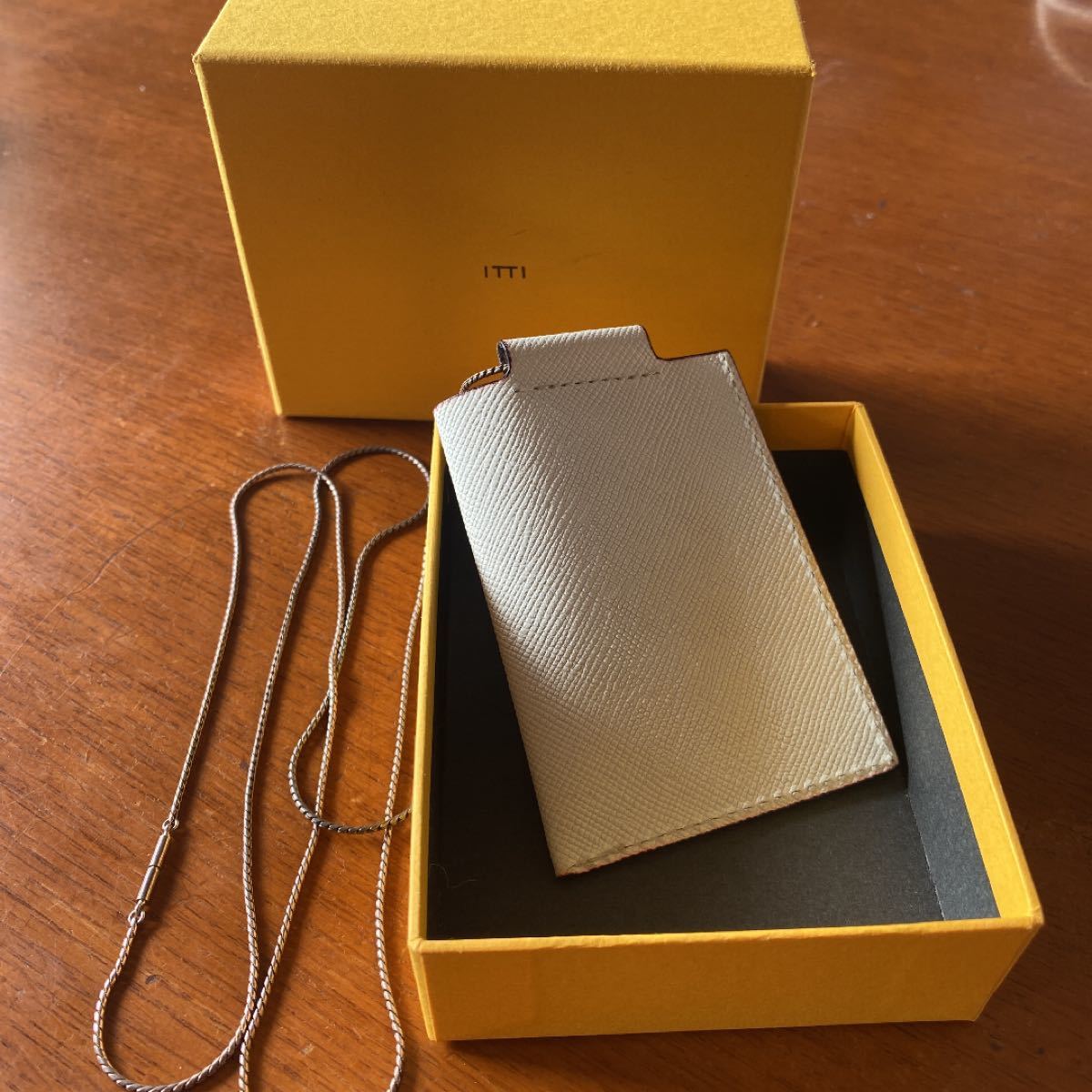 ITTI イッチ AirPodsケース ホワイト イヤホンアクセサリー ITTI イッチ AirPodsケース ホワイト イヤホンアクセサリー