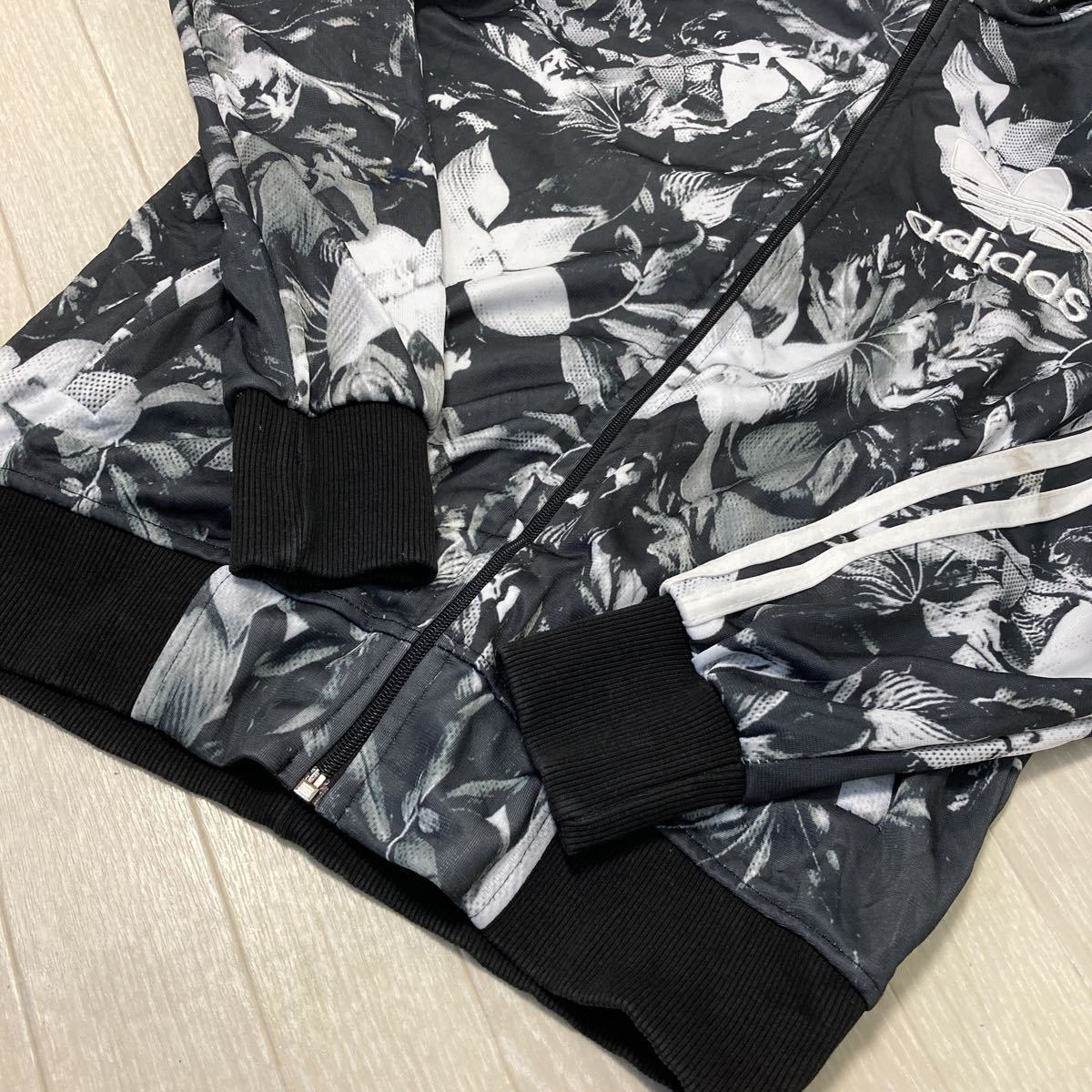 アディダス adidas 花柄 トラックジャージ 黒白 モノトーン アディダス adidas 花柄 トラックジャージ 黒白 モノトーン