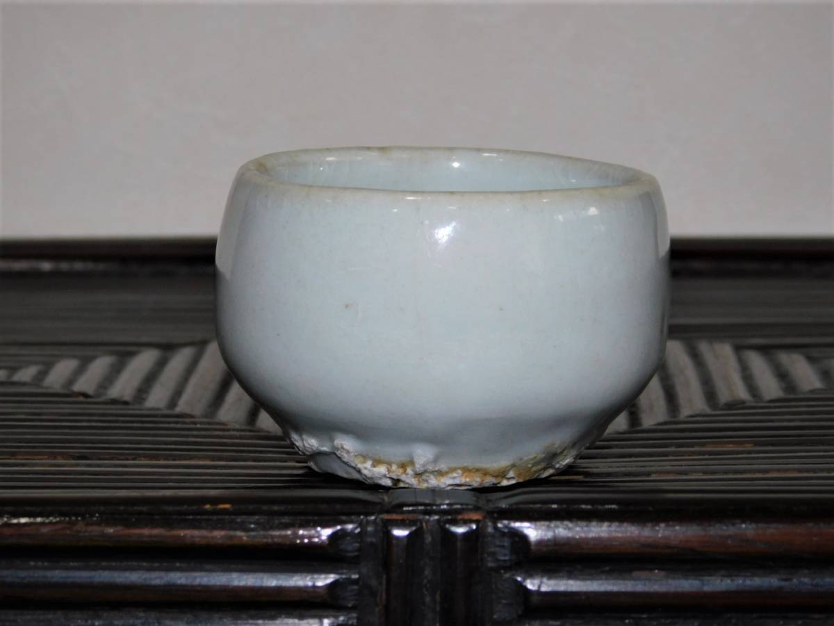美しい青白色の李朝白磁盃 ic.sch.id