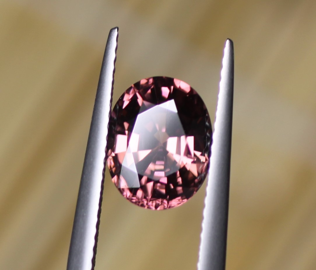 < dono person. head ., soccer ball kick one ***> natural pink zircon 4.10ct*...9.5x7.5x6.0mm