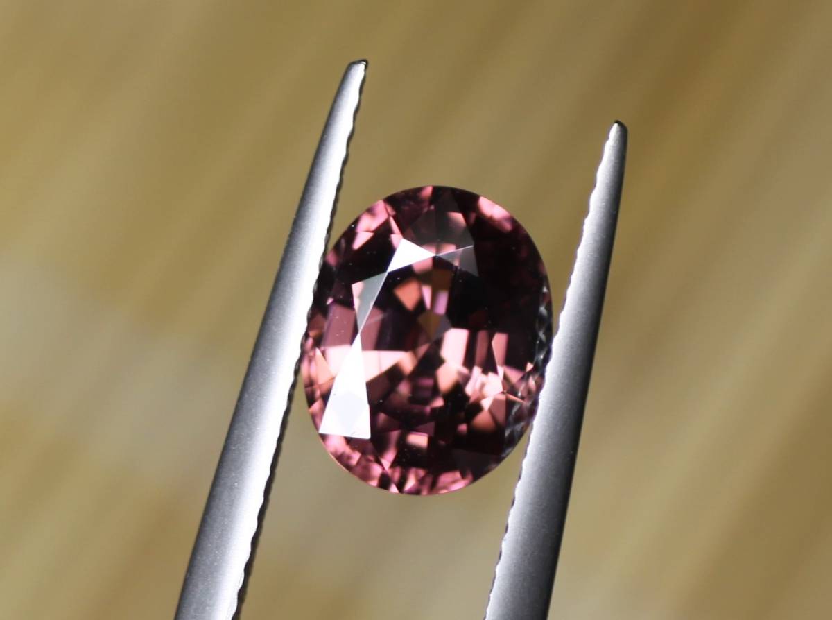 < dono person. head ., soccer ball kick one ***> natural pink zircon 4.10ct*...9.5x7.5x6.0mm