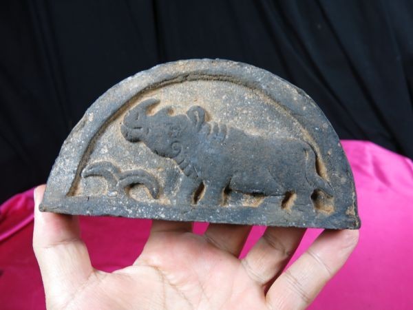 B　半瓦当　犀 中国　遺跡発掘品　戦国時代　紀元前　素焼き_画像2