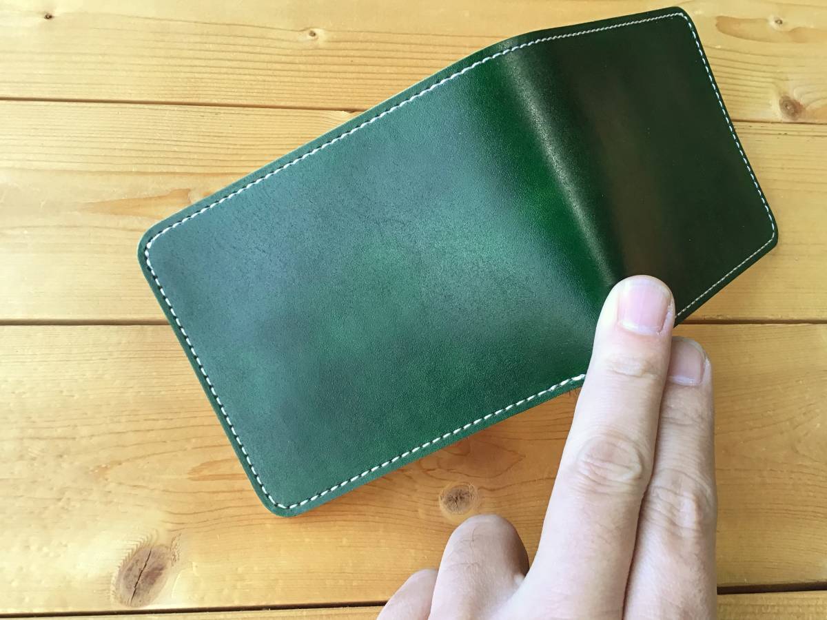 ☆手染め グリーン 緑色 二つ折り財布！小銭入れなし！牛 革 レザー ハンドメイド ヌメ革