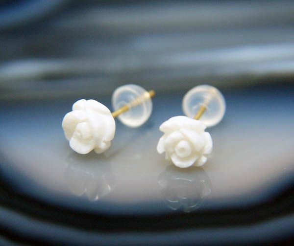 送料無料 ３月誕生石 １８金白珊瑚６mm薔薇の花ピアス日本代购 买对网