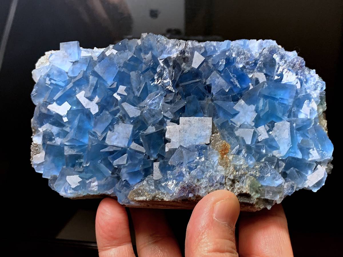 【大型標本】０.８キログラムの青い蛍石（中国産鉱物標本）